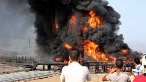 La refinería de Adén ya fue incendiada en junio de 2015.