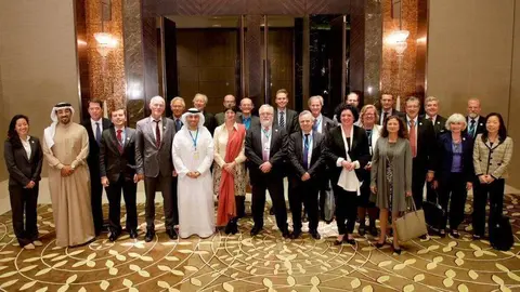 Foto de familia de Arias Cañete en Abu Dhabi con la delegación de la UE y responsables de Irena. (@EUintheUAE)