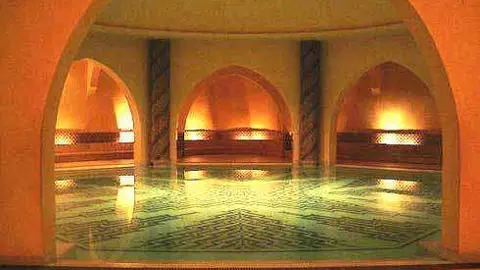 El dueño del salón de belleza den Dubai instaló cámaras en el vestidor.