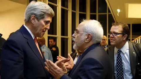 El secretario de Estado estadounidense, John Kerry, con su homólogo iraní, Mohammad Javad Zarif.