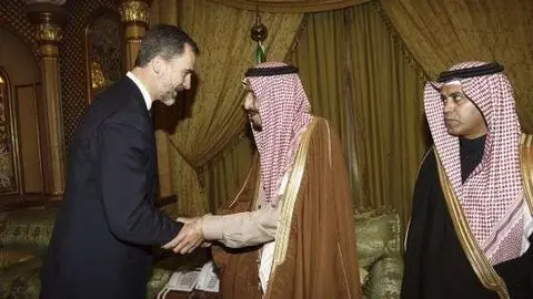 El rey de España en su visita a Riad en enero de 2015 por la muerte del rey saudí.