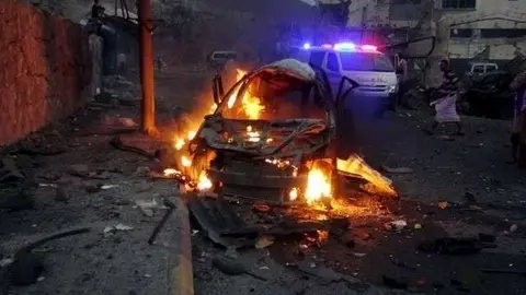 Estado del vehículo tras el ataque suicida en Adén.