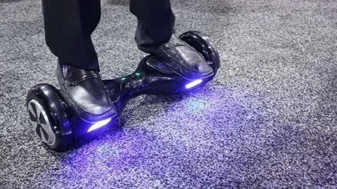 El monopatín se ha hecho muy popular en niños y adultos.