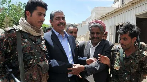 En el centro de la imagen con chaqueta el primer ministro de Yemen, Khaled Bahah.