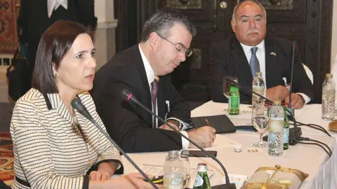 La subsecretaria de Hidrocarburos de México, Lourdes Melgar, durante el Taller de Energía que ha protagonizado en Dubai. A la derecha, el embajador de México en Emiratos Árabes, Francisco Alonso. (EL CORREO)