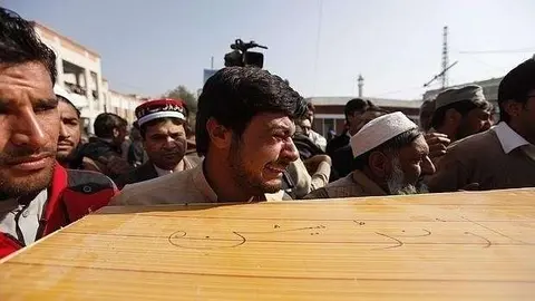 Traslado de una de las víctimas del ataque a la universidad de Bacha Khan de Charsadda.