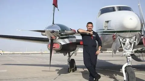 Un funcionario del Centro Nacional de Meteorología de Emiratos ante al avión siembra nubes.
