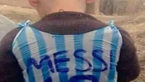 El niño con la particular camiseta del jugador argentino.