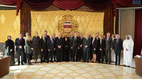  Foto de familia de Sheikha Lubna Bint Khalid Al Qasimi junto a los embajadores de Unión Europea en Abu Dhabi. (WAM)