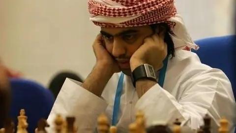Un jugador saudí durante una partida de ajedrez.