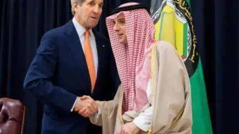 El ministro de Relaciones Exteriores saudita, Adel Al Jubeir, y el secretaria de Estado estadounidense, John Kerry, en Riad.