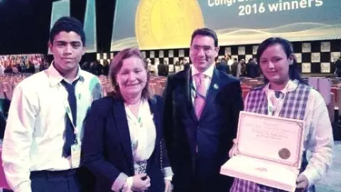 Los estudiantes Anyily Leonor Celis Pascuas y Cristian Jimeno Pascuas Tovar, la docente Yenny Arévalo y el embajador de Colombia en Abu Dhabi, Faihan Al-Fayez Chaljub. 