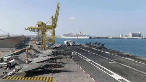 El portaviones francés Charles de Gaulle en Emiratos.