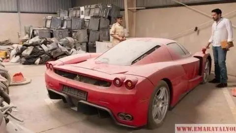 El Ferrari Enzo cubierto de polvo en un complejo policial de Dubai.