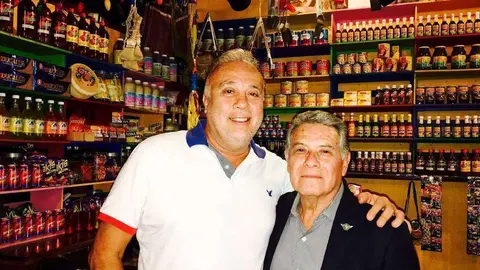 El capitán Jorge de Anda de Ávila y el general Javier Alvarado Téllez ante la Tiendita de María Bonita.