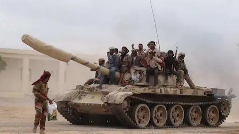 Fuerzas de la resistencia trasladan un tanque en Yemen.