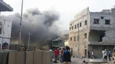 Imagen de la explosión en el palacio presidencial de Adén.