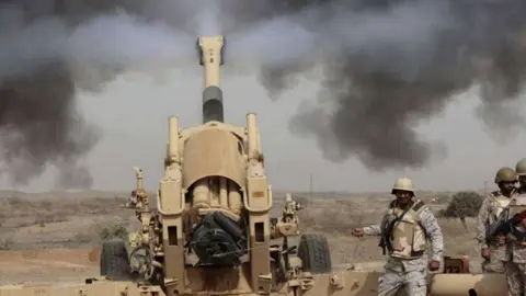 Soldados saudíes defienden su frontera con Yemen.