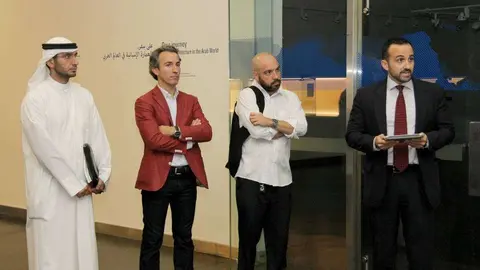 Nasser Abulhasan -izquierda- y Joaquín Pérez-Goicoechea durante una presentación en la Universidad de Sharjah. (EL CORREO)