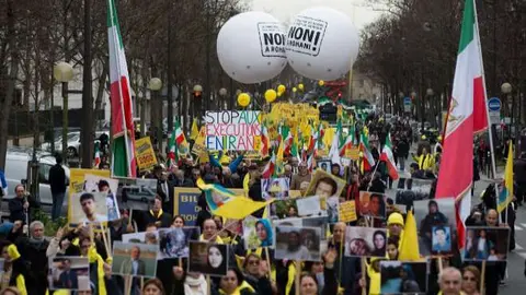 Miembros de la comunidad iraní en París protestan contra Rohani