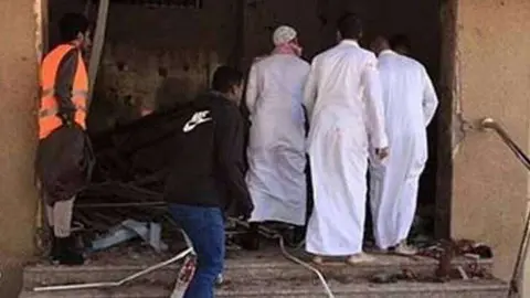 El ataque a la mezquita saudí dejó cuatro muertos.