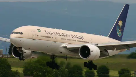 Despegue de un avión de Saudi Arabian.