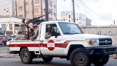 Militares de la Coalición Árabe vigilan las entradas de Adén.