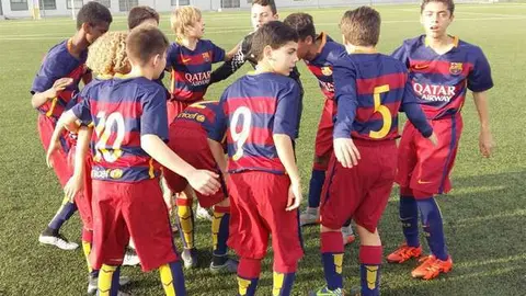 Los jugadores del infantil B barcelonista antes del inicio de un partido.