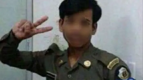 La foto del trabajador de la lavandería con el uniforme del cliente.