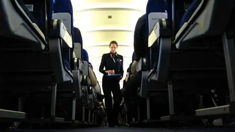 Pasillo de un avión.