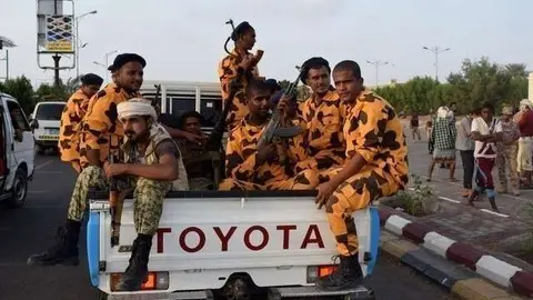 Miembros del cuerpo de seguridad yemení por las calles de Adén.