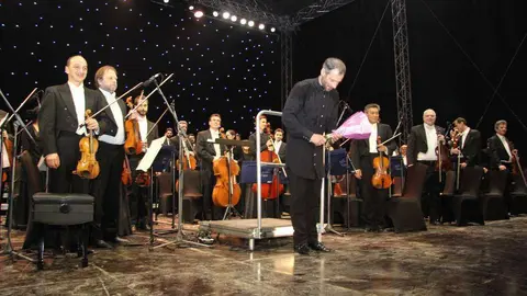 El director, Dima Slobodeniouk, y los músicos de la Orquesta Sinfónica de Galicia reciben la ovación del público en Al Ain. (EL CORREO)
