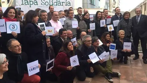 Foto de familia de los participantes en el acto desarrollado por Tapa Solidaria en Barcelona.