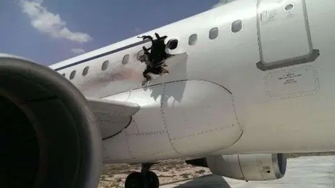 Imagen del daño ocasionado en el avión por la explosión.