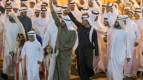 Los gobernantes de Emiratos durante el recorrido por el Festival de Qasr Al Hosn de Abu Dhabi.