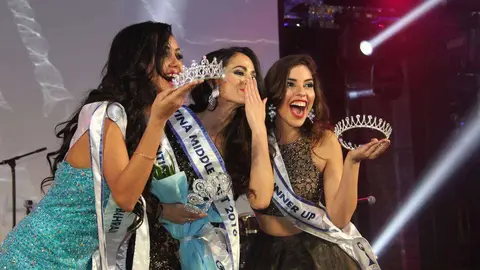 Alegría desbordada de las tres primeras clasificadas -la Reina aparece en el centro-. (EL CORREO DEL GOLFO)