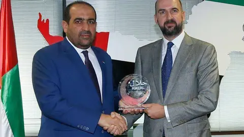 El ministro de Medio Ambiente y Aguas de Emiratos Árabes Unidos entrega el certificado a Ricardo Fisas. (Bernabé Cordón)