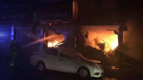 El fuego destruyó diez tiendas de ropa.