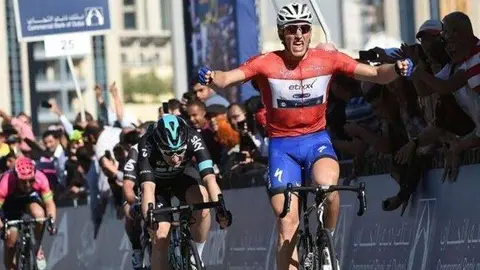 El alemán celebra la victoria en la meta del Dubai Tour.