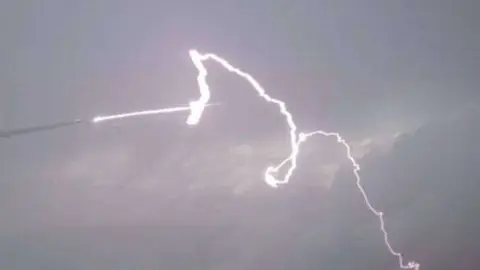 El momento en el que el rayo impacta con el avión.