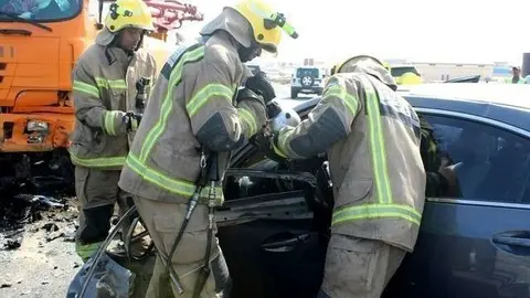 Una imagen de Defensa Civil de Ajman sacando al herido del coche.