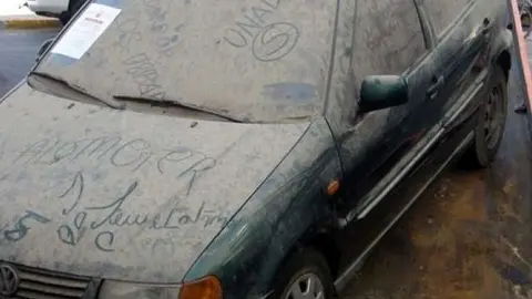 Imagen de un coche abandonado en la zona industrial de Abu Dhabi.