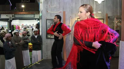 Beatriz Bartha y Jonatan Molina, sobre el escenario del Pabellón de España en Global Village. (EL CORREO DEL GOLFO)