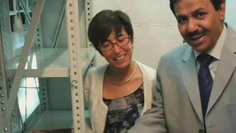 Luisa Mora, en el depósito de la Biblioteca Islámica con el embajador de Kuwait en España, Sulaiman Abdullah Al-Harbi.