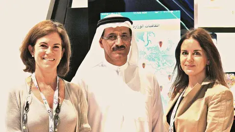 Sultán Al Mansouri, ministro de Economía de EAU, junto a las autoras del suplemento, María José Fernández -izquierda- y Eva Martín.