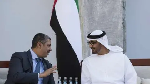El primer ministro de Yemen, Jaled Bahah junto al príncipe heredero de Abu Dhabi.