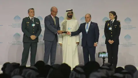  De izquierda a derecha, Fernando Cubillo, José Eugenio Salarich, el jeque Mohamed Al Maktoum, Enrique Belda y Carolina González. (EL CORREO)