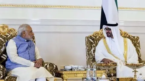 Sheikh Mohammed bin Zayed, príncipe heredero de Abu Dabi con Narendra Modi, primer ministro de la India, en agosto de 2015.