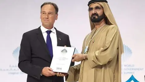 El jeque Al Maktoun durante la entrega del premio al ministro australiano.