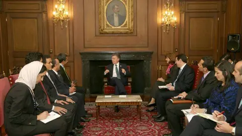 Encuentro entre el jeque Abdullah Bin Zayed Al Nahyan y el presidente de Colombia, Juan Manuel Santos, con presencia de la canciller María Ángela Holguín, y del embajador colombiano en Emiratos Árabes, Faihan Al-Fayez. (OP Cancillería de Colombia)